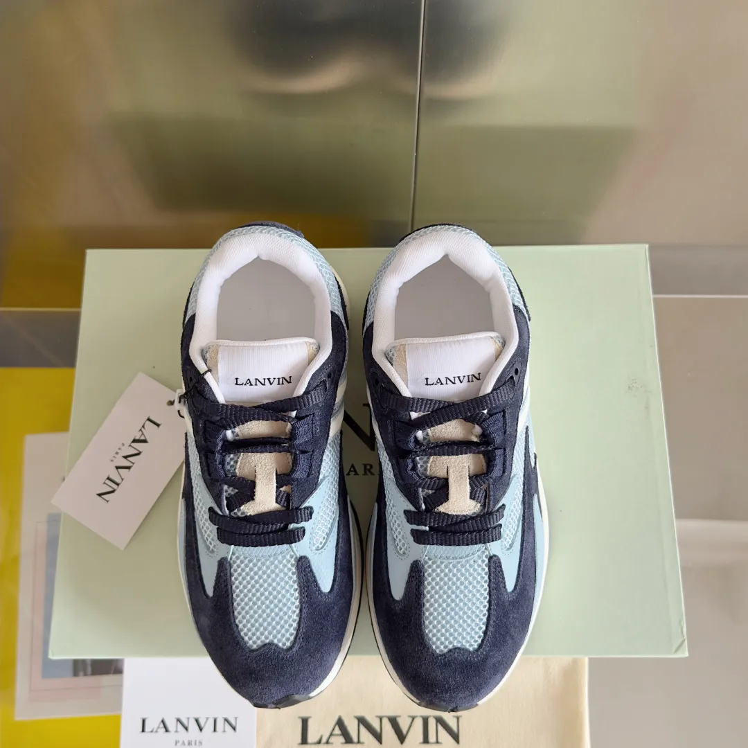 Top version: Couple model 290 Lanvin Lanvin's latest Jla series Couple model Mesh Thick sole Casual sports shoes Running shoes Original purchase, development and production This men's and women's sports shoes are light and comfortable, and the mesh design makes the uppers lighter. They are not afraid of stuffy feet, and the shoes look fashionable when paired with skirts and trousers. The upper is decorated with LANVIN's classic •J logo. The curved lines pay tribute to the circular element of the LANVIN logo, showing the brand's ingenuity. This shoe combines sports, fashion and craftsmanship. The delivery counter has exquisite packaging 🛍📦 ▪️ Fabric: Original customized mesh + cowhide ▪️ Lining: Original imported breathable mesh ▪️ Sole: Exclusive molded foam + TPU material ▪️ Bottom thickness: 4CM ▪️ Size: Women's 35-41 / Men's 39-45
